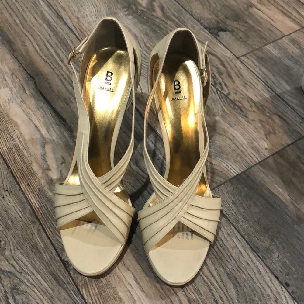 Bakers “April” Bone Color 4.5” high heel. Size 10